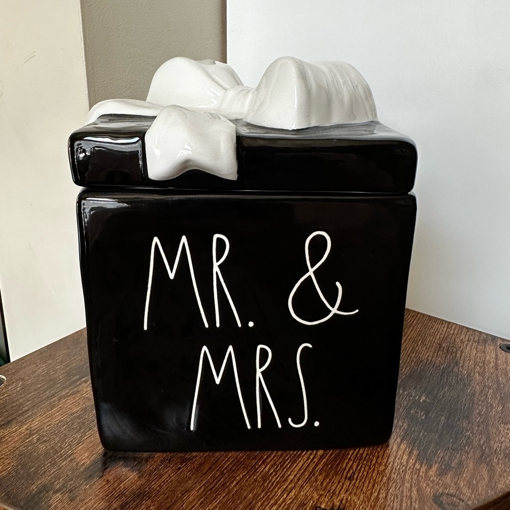 💒 Rae Dunn MR & MRS candle
